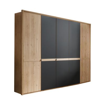 Großer Kleiderschrank mit Holzrahmen, mehreren dunklen Drehtüren und horizontalem Griffband in Holzoptik