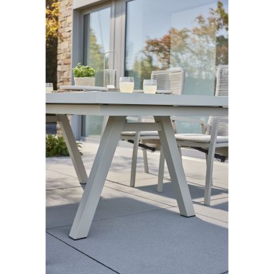 Detailansicht eines Tischbeins eines Gartentisches im Außenbereich