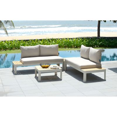 Garten Loungegruppe mit Sofa Elementen, Beistelltisch und Sitzpolstern auf einer Terrasse am Pool mit Meerblick
