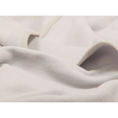 Nahaufnahme der Wohndecke CottonSense silber mit weichen hellgrauen Stofffalten und gleichmäßiger Oberfläche.