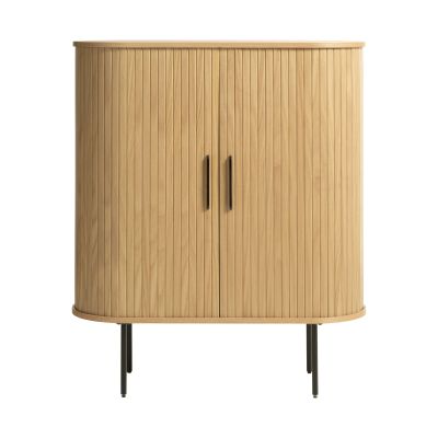Moderner Schrank aus hellem Holz mit schwarzen Griffen und schmalen Beinen