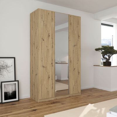 Kleiderschrank in Eiche Artisan mit Spiegeltür in einem hellen Schlafzimmer mit Holzfußboden und moderner Einrichtung