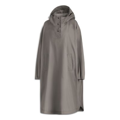 Moderner grauer Regenponcho mit großer Kapuze und lockerer Passform