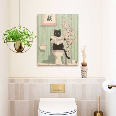 Das Wandbild „Japandi Toilet Cat“ in Grün, 40 × 50 cm, hängt in einem eingerichteten Wohnraum und zeigt die Größenwirkung an der Wand.
