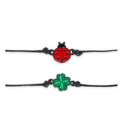 Zwei Armbänder mit Marienkäfer- und Kleeblattanhänger, mit beiden Armbändern und gut sichtbaren Anhängern waagerecht angeordnet.