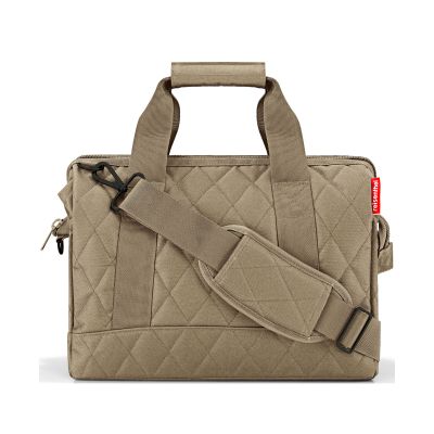 Reisetasche von Reisenthel, Modell Allrounder M, in Olivbeige mit rautenförmiger Steppung, seitlich von vorn mit Tragegriffen und Schultergurt.