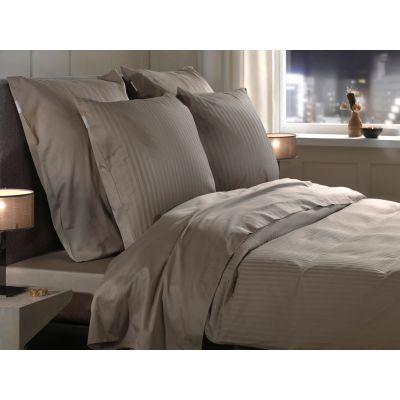 Bettwäsche Banda in Taupe Grey, 135 x 200 cm: Nahansicht der bezogenen Bettdecke und Kissen auf einem Bett mit feinen Längsstreifen.