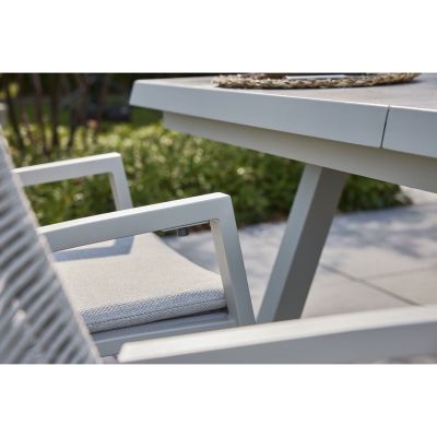 Detailansicht der Tischkante eines Gartentisches mit angrenzendem Gartenstuhl