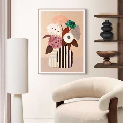 Das Wandbild „Natural Setting“ in Braun, 50 × 70 cm, hängt in einem eingerichteten Wohnraum und zeigt die Größenwirkung an der Wand.