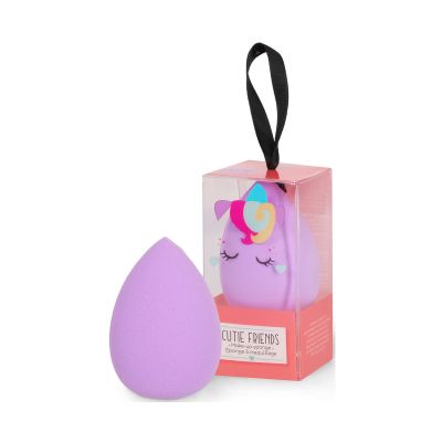 Lilafarbener Make-up-Schwamm im Einhorn-Design, als tropfenförmiger Schwamm neben der bedruckten Kartonverpackung dargestellt.