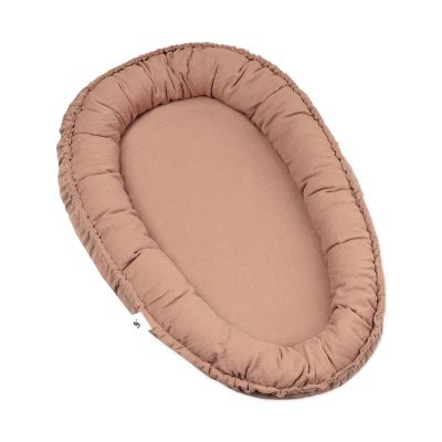 Rostbraunes Babynest aus weichem Musselin-Stoff mit gepolstertem Rand und ovaler Liegefläche