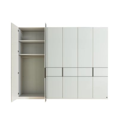 Weißer Kleiderschrank mit geöffneter Tür und sichtbarem Innenraum mit Einlegeböden und Kleiderstange