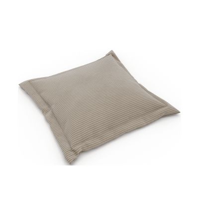 Quadratisches Flatterkissen in Taupe, einzeln auf weißem Hintergrund dargestellt