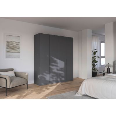 Grau-Metallicer 4-türiger Kleiderschrank mit Griffleisten in hellem Schlafzimmer mit Bett, Pflanze und Holzfußboden