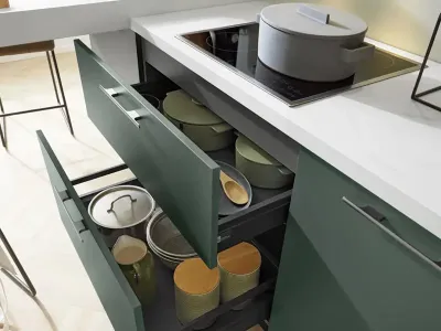 Detailansicht geöffneter Schubladen mit klassischen Aluminiumgriffen in einer klassischen Küche