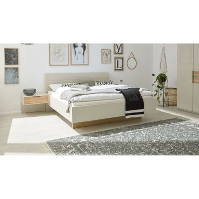 Modernes Schlafzimmer mit hellem Doppelbett und seitlich angebrachtem Nachttisch Interliving 1026 mit Schublade in Holzoptik