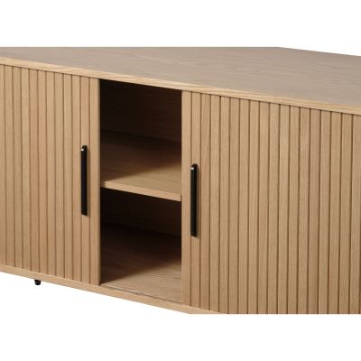 Nahaufnahme der Lamellenfront des Sideboards mit schwarzen Griffen und teilweise geöffnetem Fach.