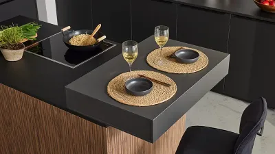 Bartisch einer Interliving Küche mit zwei Gedecken in moderner Atmosphäre