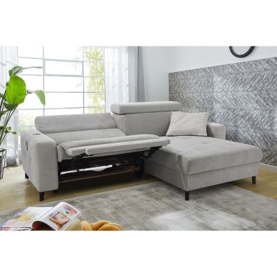 Hellgraues Ecksofa mit elektrischer Relaxfunktion und unterschiedlich verstellten Kopfstützen im Wohnzimmer