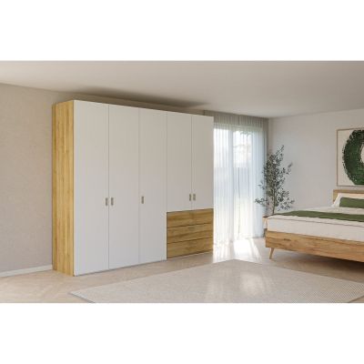 Kleiderschrank mit weißen Türen und Schubladen in Holzoptik in einem Schlafzimmer