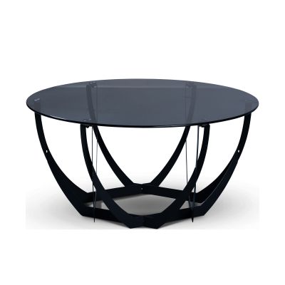 Runder Couchtisch mit dunkler Glasplatte und geschwungenem schwarzen Metallgestell in geometrischer Form, auf weißem Hintergrund fotografiert