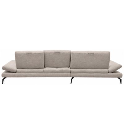 Rückansicht des beigen Ecksofas mit vollständig stoffbezogenem Rücken, drei gepolsterten Rückenlehnen, seitlich hochgestellten Armlehnen und schwarzen Metallfüßen