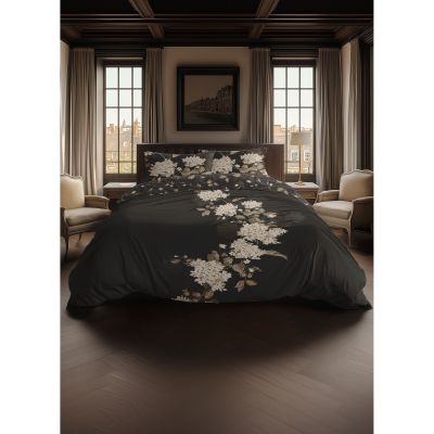 Bettwäsche Ivy in Classic Anthracite, 135 x 200 cm: bezogenes Bett in seitlicher Schlafzimmerszene mit hellen Hortensienblüten auf anthrazitfarbenem Grund.