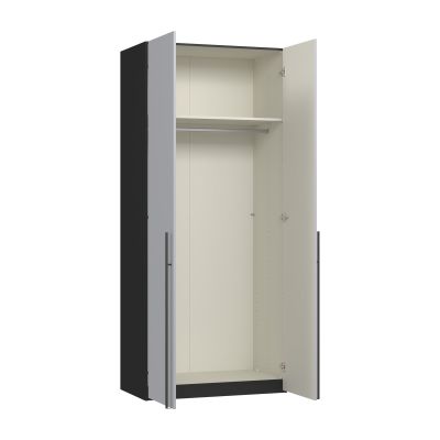 Geöffneter zweitüriger Kleiderschrank mit Kleiderstange und oberem Einlegeboden