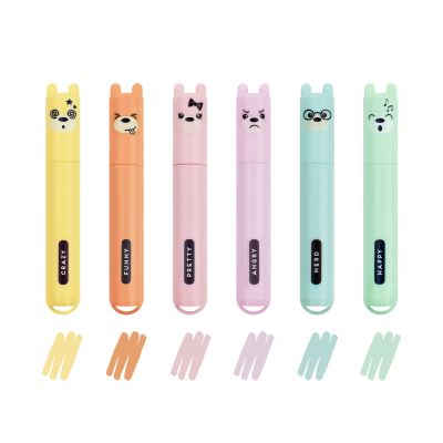 Sechs pastellfarbene Mini-Textmarker mit Tiergesichtern, mit sechs schmalen pastellfarbenen Textmarkern und passenden Farbstreifen dargestellt.