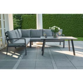 Seitenansicht einer Sitzgruppe mit Eckbank und Tisch auf Terrasse