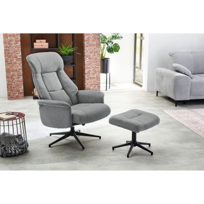 Stilvolles Wohnzimmer mit Relaxsessel und Hocker in Grau, dekoriert mit modernen Möbeln und Pflanzen.