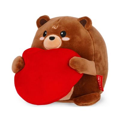 Braunes Teddybär-Plüschtier mit rotem Herz, leicht seitlich auf weißem Hintergrund gezeigt.