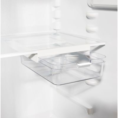 Transparente Kunststoffschublade an einer Kühlschrankablage befestigt