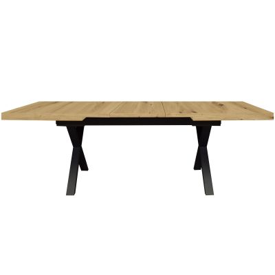 Frontalansicht eines modernen Esstischs mit breiter Holzplatte und schwarzem Metallgestell in X-Form