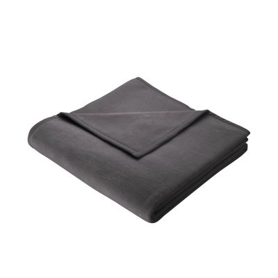 Gefaltete Wohndecke Cotton Home Schiefer in dunklem Schiefergrau mit schmal eingefasster Kante auf weißem Hintergrund.