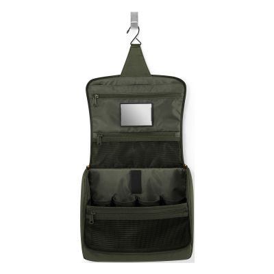 Kulturbeutel von Reisenthel, Modell Toiletbag XL, in Dunkelgrün mit goldfarbenen Metallteilen, geöffnet und aufgehängt mit Spiegel und mehreren Innenfächern.