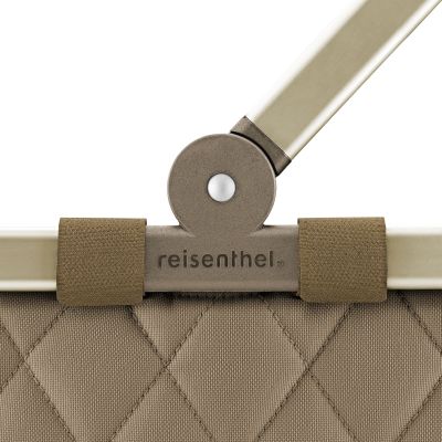 Einkaufskorb von Reisenthel, Modell Carrybag, in Olivbeige mit Rautensteppung und hellen Rahmendetails, als Nahaufnahme des Gelenks am Griff.
