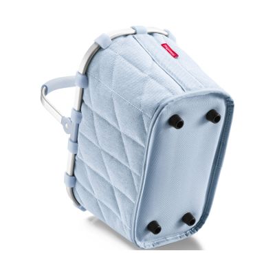 Reisenthel carrybag XS in rhombus denim in schräger Ansicht mit sichtbarer Unterseite und Standfüßen