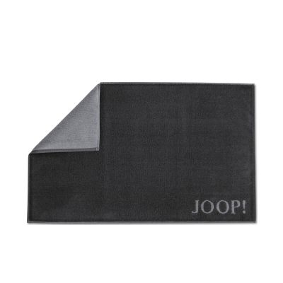 Schwarz-anthrazitfarbener JOOP! Badematte, 50 × 80 cm, rechteckig flach dargestellt; eine Ecke ist umgeschlagen und zeigt die graue Rückseite, rechts unten steht der JOOP!-Schriftzug.