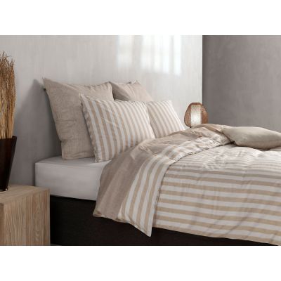 Bettwäsche Banda di Lino in Sandy Beige, 135 x 200 cm: bezogenes Bett in frontaler Schlafzimmerszene mit feinen Längsstreifen.
