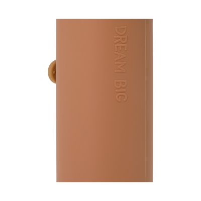 Braunes 2-in-1-Silikon-Federmäppchen im Teddybär-Design, in Nahaufnahme mit brauner Silikonoberfläche und eingeprägter Schrift dargestellt.