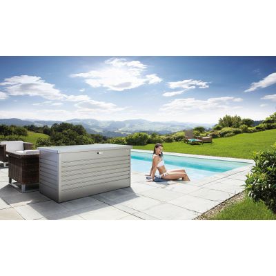Silberfarbene Auflagenbox aus Metall auf einer Terrasse neben einem Pool im Außenbereich