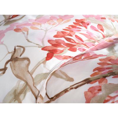 Bettwäsche Dario in White, 135 x 200 cm: Nahaufnahme des Stoffes mit großen rosa Blüten und braunen Zweigen auf weißem Grund.