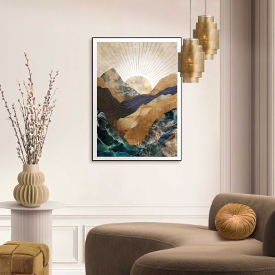 Das Wandbild „Autumn Mountains“ in Blau, 50 × 70 cm, hängt in einem eingerichteten Wohnraum und zeigt die Größenwirkung an der Wand.