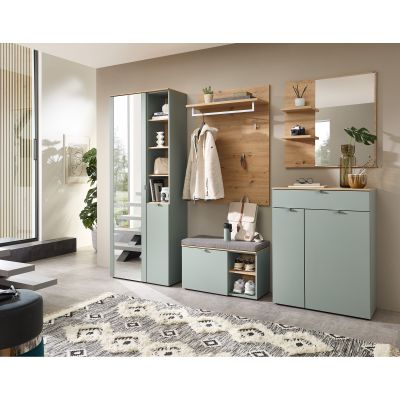Garderoben-Set in einem hellen Raum mit großem Fenster. Zu sehen sind ein hoher Spiegel-Schrank, ein Wandpaneel mit Ablage und Haken, eine Sitzbank sowie ein Schuhschrank. Jacken, Taschen und Deko stehen und hängen an den Möbeln.