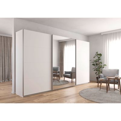 Weißer Schwebetürenschrank mit Spiegeltür in einem hellen Wohnraum mit Sesseln, Teppich und Pflanzen