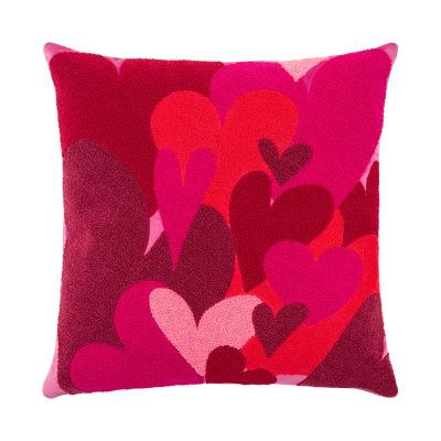 Kissenhülle Hearts Embroidery, 45 × 45 cm, mit großflächigem Herzmuster in Rot-, Pink- und Rosatönen.