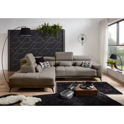 Hellgraues Ecksofa mit Ottomane links und unterschiedlich eingestellten Kopfstützen in einem modernen Wohnzimmer