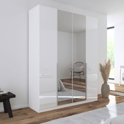 Moderner weißer Drehtürenschrank in Hochglanz mit Spiegeltüren in einem hell eingerichteten Schlafzimmer