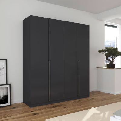 Großer grau-metallicer Kleiderschrank mit vier Türen in einem hellen Schlafzimmer mit Holzfußboden und moderner Einrichtung